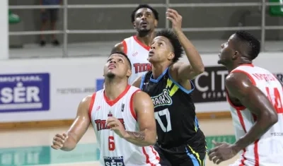 Soren Deluque disputa una pelota bajo el aro. 