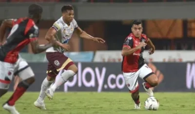 Acción del partido entre Cúcuta Deportivo y Deportes Tolima.