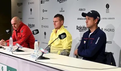 Pablo González, capitán de Colombia (derecha).