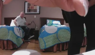 Momento en el que la joven descubre la cámara oculta.