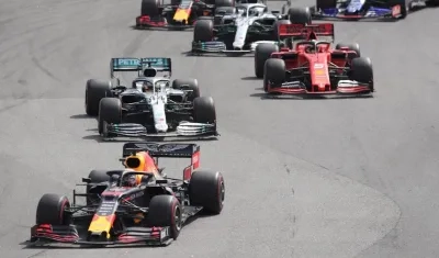 El holandés Max Verstappen (frente) de Red Bull lidera el grupo.