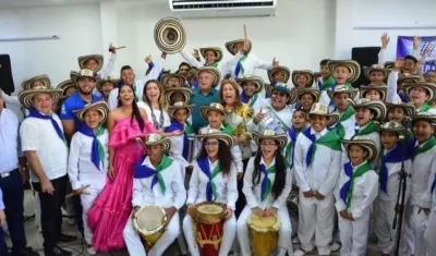 El Alcalde, Joao Herrera; la primera gestora, Alba Olaya y la Secretaria de cultura, Katyna Pugliese, con un grupo folclórico.