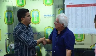 El alcalde de Soledad, Joao Herrera, con el mandatario electo del municipio, Rodolfo Ucrós.