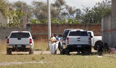 Peritos forenses trabajan en el lugar donde fueron hallados los restos.