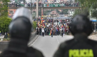 La Policía aguarda en la distancia por los manifestantes. 