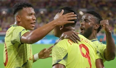 Alfredo Morelos celebra el gol de la victoria ante Perú. 