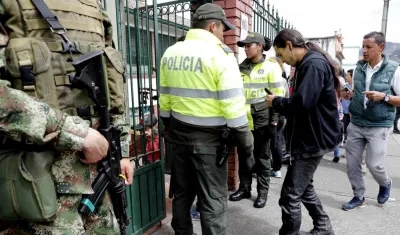 Soldados del Ejército colombiano con fusiles fueron vistos en varias avenidas de Bogotá.