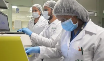 Estudiantes de la VIII cohorte de la maestría, en el Laboratorio de Genética de Unisimón.