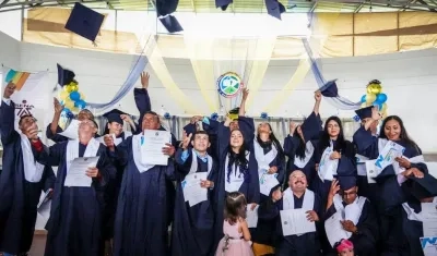 Fotografía tomada el 16 de noviembre de 2019, que muestra a varios jóvenes campesinos y excombatientes mientras celebran durante la ceremonia de graduación en La Julia, Meta (Colombia). 