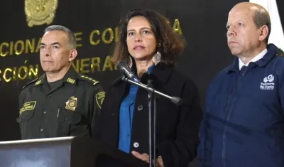 El Director de la Policía, General Óscar Atehortúa; la Ministra del Interior, Nancy Patricia Gutiérrez y el ViceDefensor, Jorge Calero.