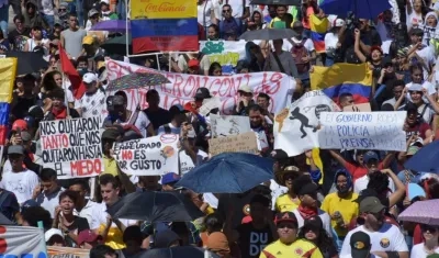 Imagen de la marcha en la calle 76 con carrera 51B.