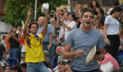 Imagen del cacerolazo de los universitarios.