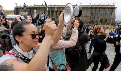 Personas que iniciaban el cacerolazo en Bogotá.