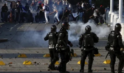 Esmad trata de controlar a manifestantes.