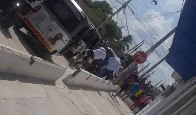Lugar donde el policía que iba en apoyo de sus compañeros se estrelló contra un motocarro.
