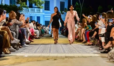 El Sena haciendo presencia en desfile de BQFW.