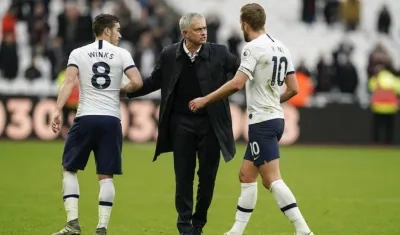 José Mourinho habla con sus jugadores. 