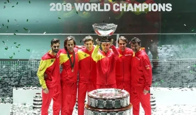 Los jugadores del equipo español tras recibir el trofeo que les acredita vencedores de la final de Copa Davis, tras derrotar a la selección de Canadá.