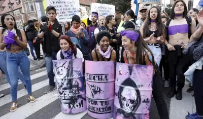  Colectivos feministas marchan este lunes, durante el quinto día de protestas, en el marco del Día Internacional de la Eliminación de la Violencia contra la Mujer, en Bogotá (Colombia). 