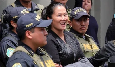 Keiko Fujimori (c), principal líder de la oposición en Perú.