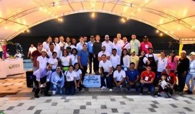 Participantes de la Feria Quilla emprende al río.