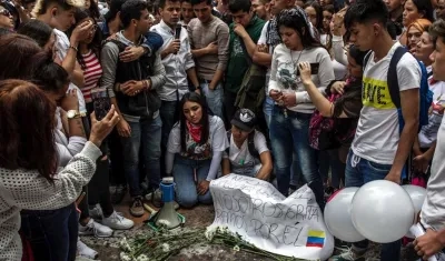 Jóvenes en una manifestación por Dilan Cruz.