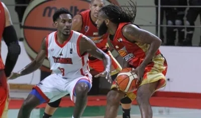 Luis Jacobo de Titanes defiende la pelota. 