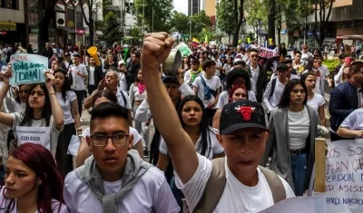 Manifestantes reunidos en el lugar donde Dilan Cruz, de 18 años, fue herido de gravedad.