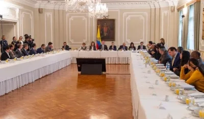 Duque y ministros se reúnen con centrales obreras.