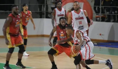 Eduardo Torres corre ante la marca rival.