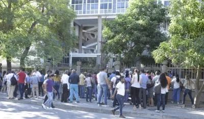 Funcionarios y ciudadanos afuera del Centro de Servicios.