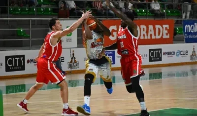 Gianluca Bacci y Luis Jacobo bloqueando el avance de un rival.