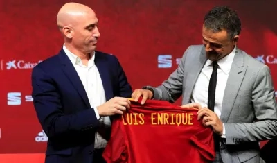 El nuevo seleccionador nacional de fútbol, Luis Enrique Martínez,d., acompañado por el presidente de la RFEF, Luis Rubiales.