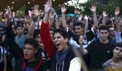 Cientos de personas participan este martes de una marcha en rechazo a la muerte del estudiante Dilan Cruz durante choques con la policía antidisturbios, en Medellín.