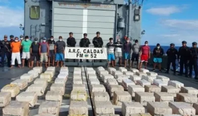 Los capturados y la droga incautada.