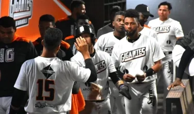 Peloteros de Gigantes de Barranquilla celebrando.