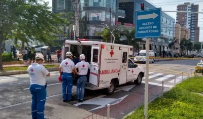 Este es el momento en que están atendiendo el herido.