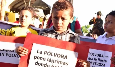 Niños participando en una jornada contra la pólvora en Malambo.
