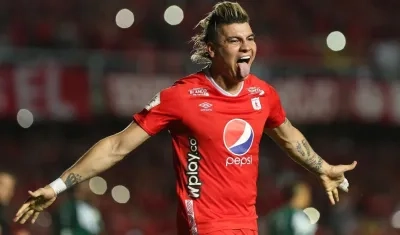Michael Rangel celebra un gol con el América. 