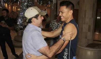 Teófilo Gutiérrez habla con Alejandro Char. 