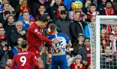  Virgil Van Dijk anota uno de los goles del Liverpool. 