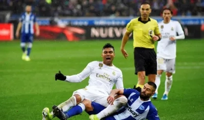 El centrocampista brasileño del Real Madrid Casemiro, disputa el balón con el defensor del Deportivo Alavés Rubén Duarte.