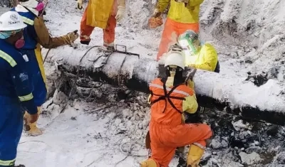 Técnicos de Ecopetrol atendiendo la reparación del daño.