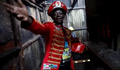 El activista keniata de 47 años Stanley Ngara, conocido como "el rey del preservativo".