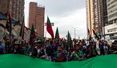 Decenas de indígenas fueron registrados este viernes al marchar por el centro de Bogotá