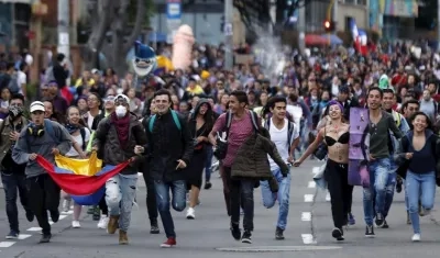 Cientos de personas marchan este lunes, durante el quinto día de protestas