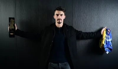 Julian Alaphilippe posa con la estatuilla y la camiseta de su equipo y la de líder del Tour de Francia. 