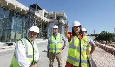 La Ministra Ángela María Orozco inspeccionando los trabajos.