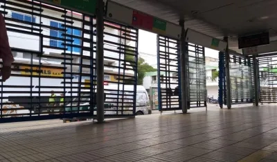 Daños en una estación de Transmetro.