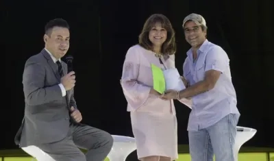 El Alcalde Alejandro Char y la senadora de la Florida, Annette Tadeo, a quien sorprendió en el escenario.